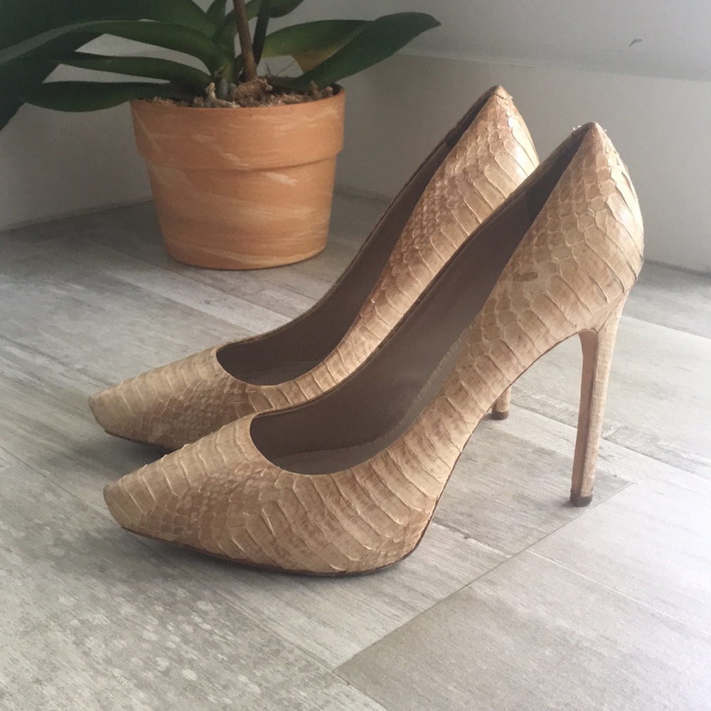 Rachel Roy nude snakeskin pumps